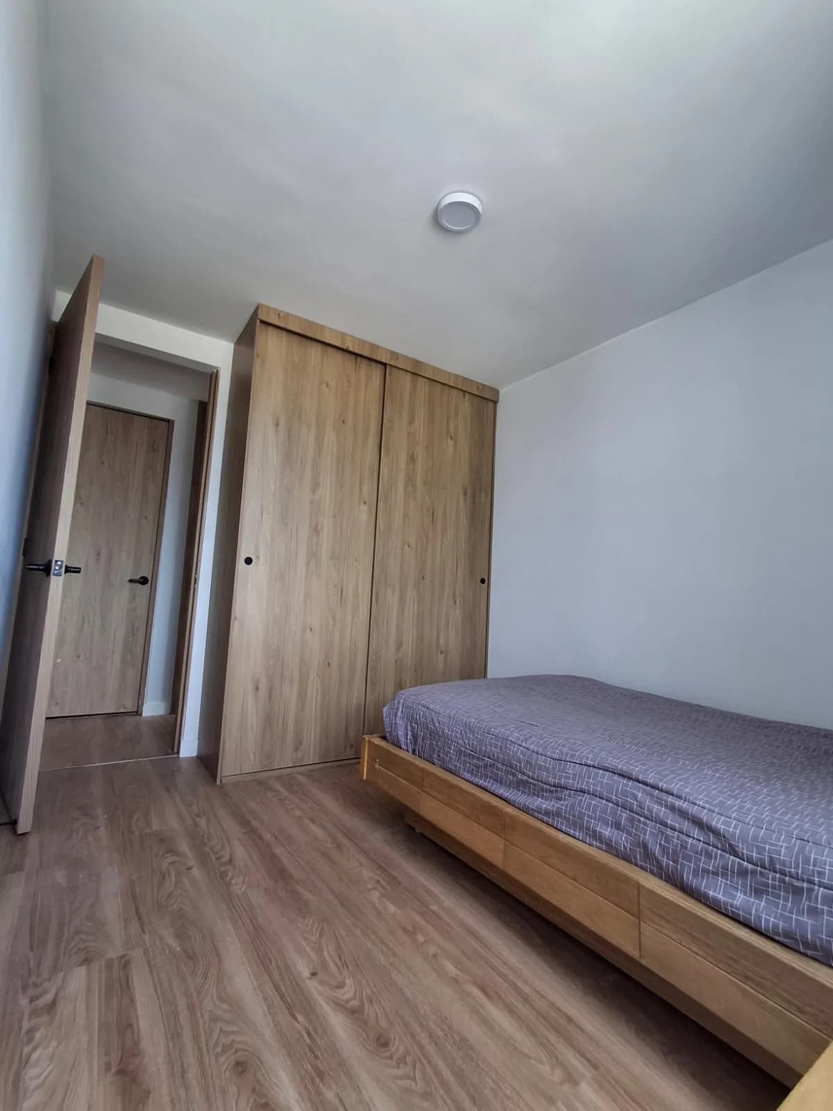 Alcoba terminada con closet corrido de madera de piso a techo