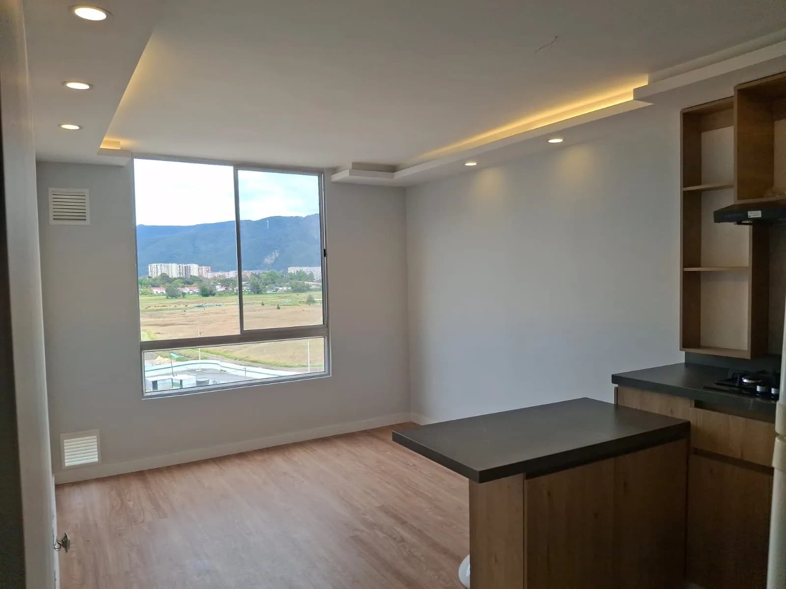 Sala terminada con cielo raso en drywall e iluminación LED perimetral